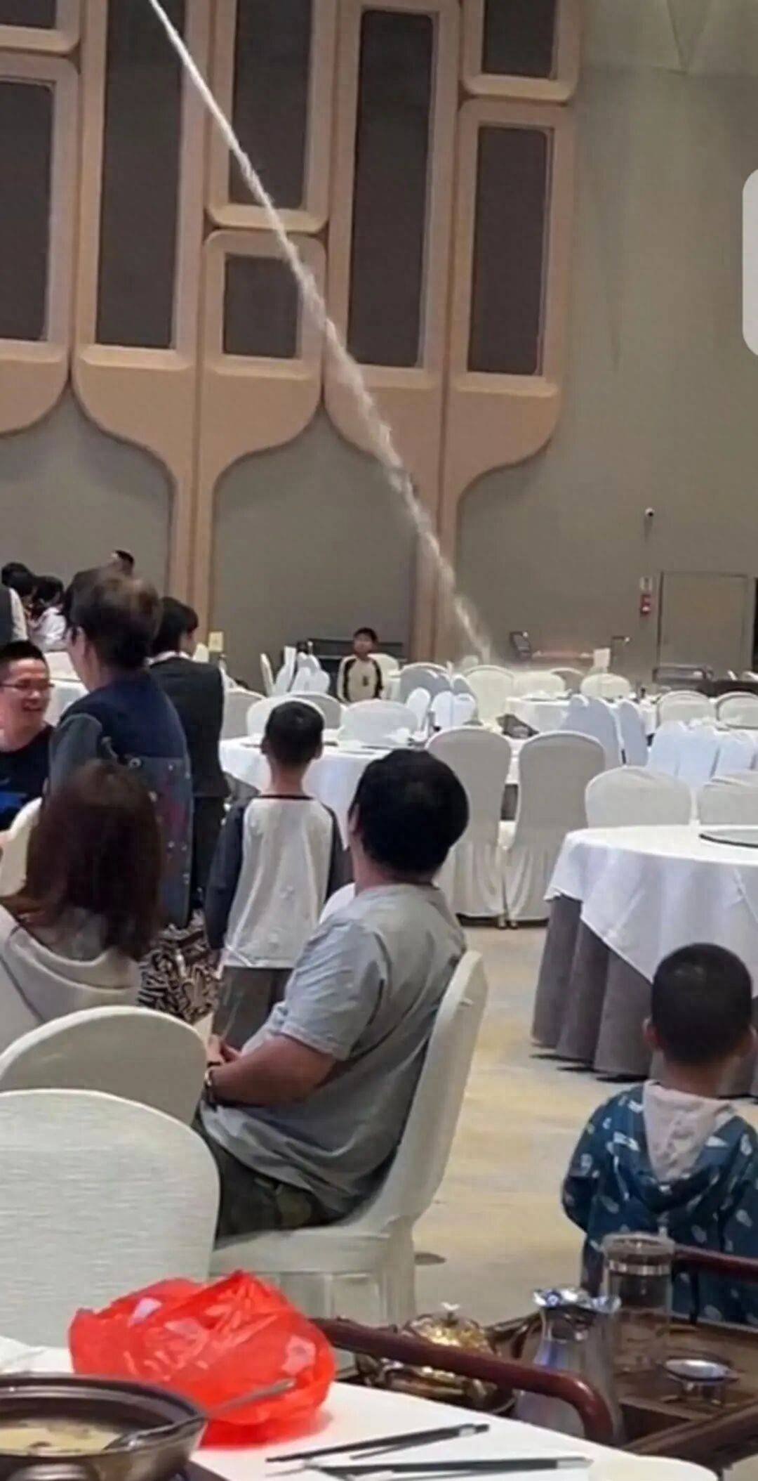 开云官网-广州一餐厅宴(yàn)会厅水管爆裂？店(diàn)方：有(yǒu)人烤羊(yáng)肉串(chuàn)忘关火(huǒ)，导致消防喷淋系统启动