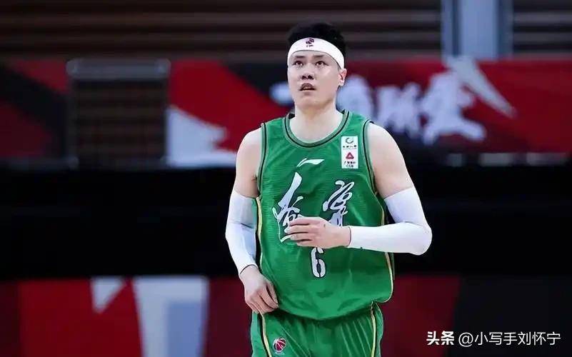 为什么贾队长解说篮球比赛，要比专业的篮球解说员还要有优势？