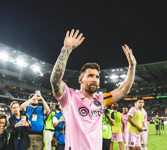 开云世界杯-梅西重返巴萨备战世界杯，揭秘秘密条款展现球王威力