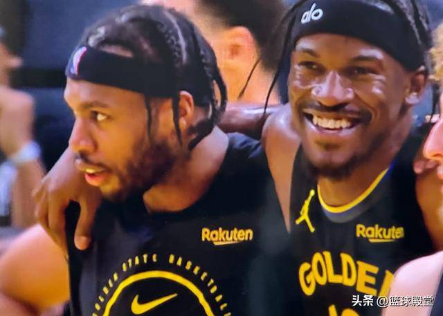 噩梦！巴特勒膝盖扭伤，被队友搀扶回更衣室，退场露微笑真硬汉！